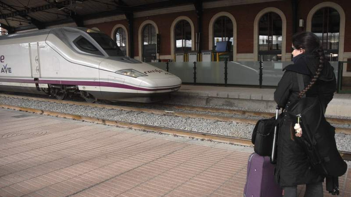 Una joven espera el AVE en Valladolid.