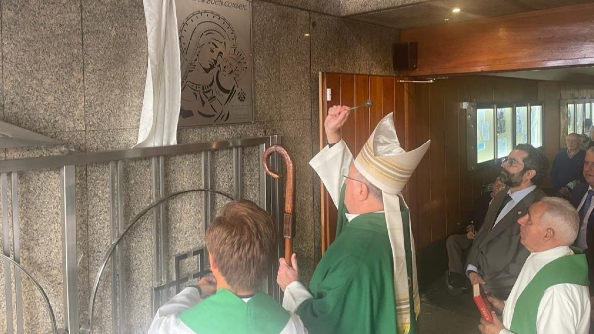 El obispo de León oficializó la misa. DL