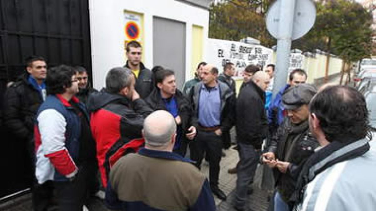 Los trabajadores de Uminsa se concentraron ayer contra la eliminación de empleos.
