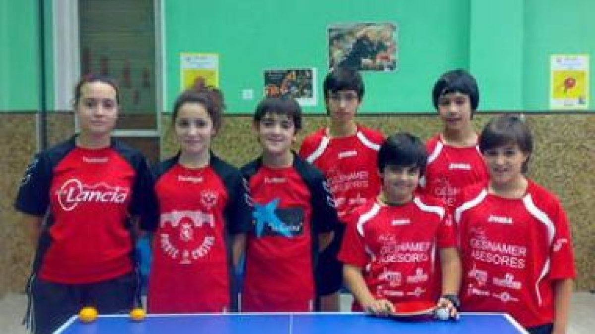 Formación del equipo de las Escuelas Deportivas Municipales del Ayuntamiento de León.