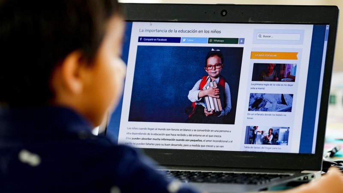Un menor utiliza el ordenador para estudiar en Ecuador. JOSÉ JÁCOME