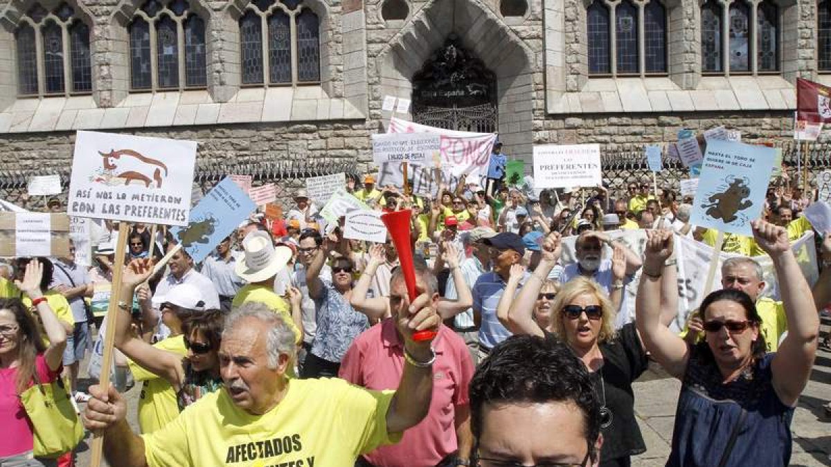 Los manifestantes protestan frente al edificio de Botines, sede de Caja España.