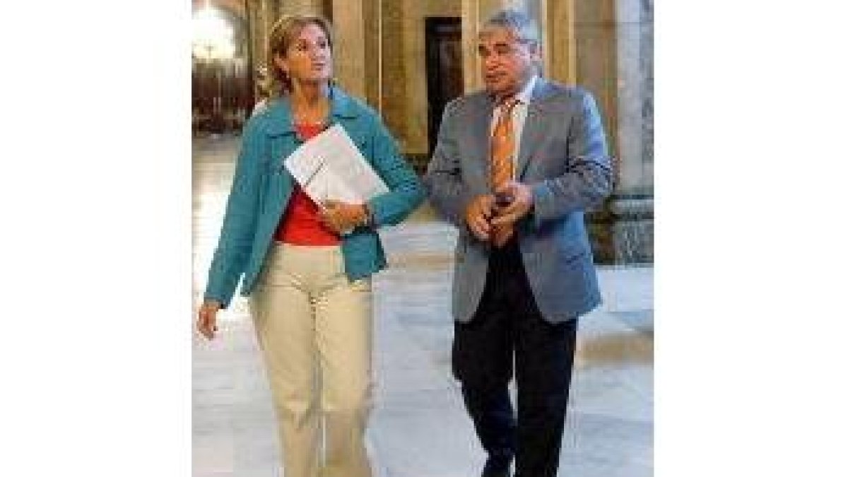 Los diputados de CiU Nuria de Gispert y Ramon Camp, tras comparecer