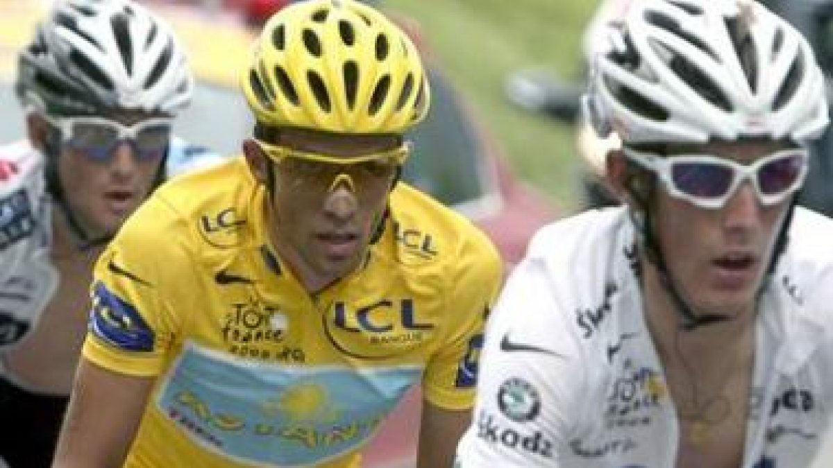 Alberto Contador, en el centro, rueda entre los hermanos Andy y Frank Schleck.