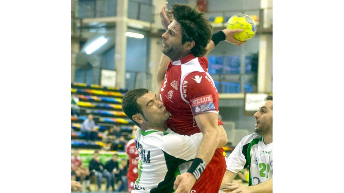 Antonio García en uno de sus lanzamientos que acabó en gol.