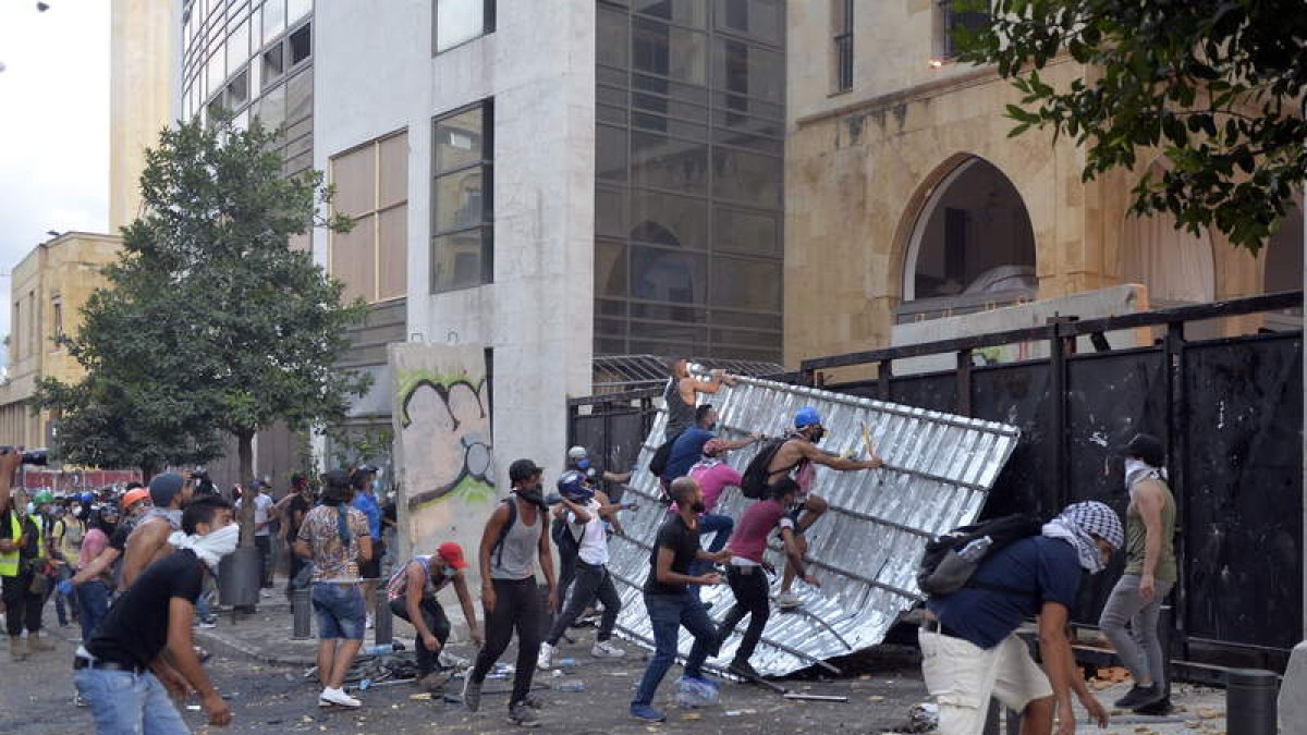 Ayer se volvieron a repetir los incidentes junto al Parlamento libanés en Beirut. WAEL HAMZEH
