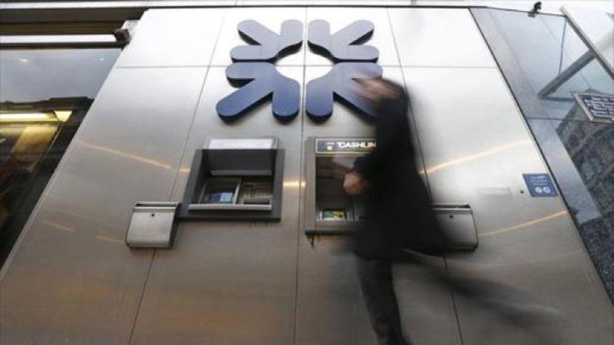 Un transeúnte, ante un cajero del Royal Bank of Scotland en Londres.