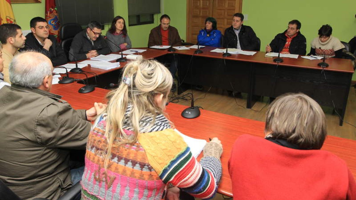 Las ediles de IU, en primer término de espaldas, en un pleno del actual mandato.