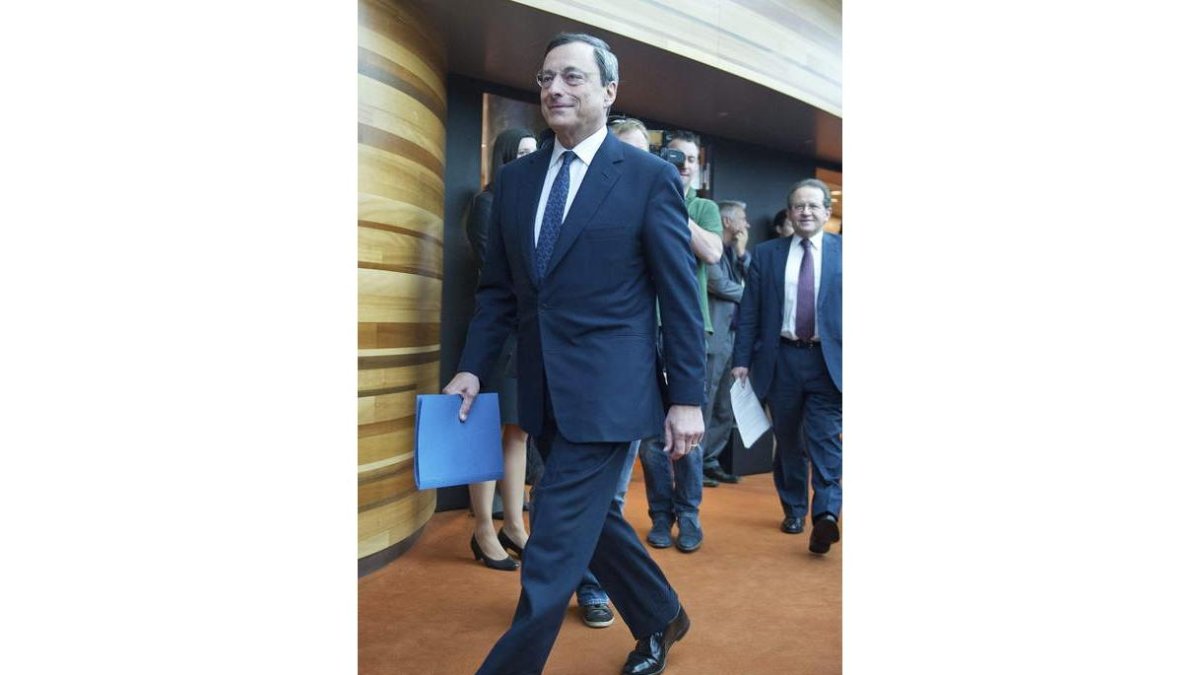 Mario Draghi, a su llegada a la rueda de prensa ofrecida ayer.