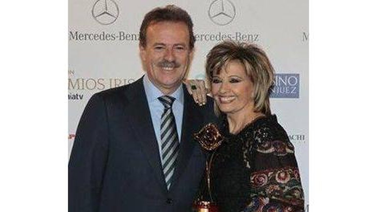 La periodista María Teresa Campos posa con el galardón 'Toda una vida', en reconocimiento a su trayectoria profesional, junto al presidente de la academia, Manuel Campo Vidal, durante la ceremonia de entrega de los 15º Premios Iris de la Academia de Telev