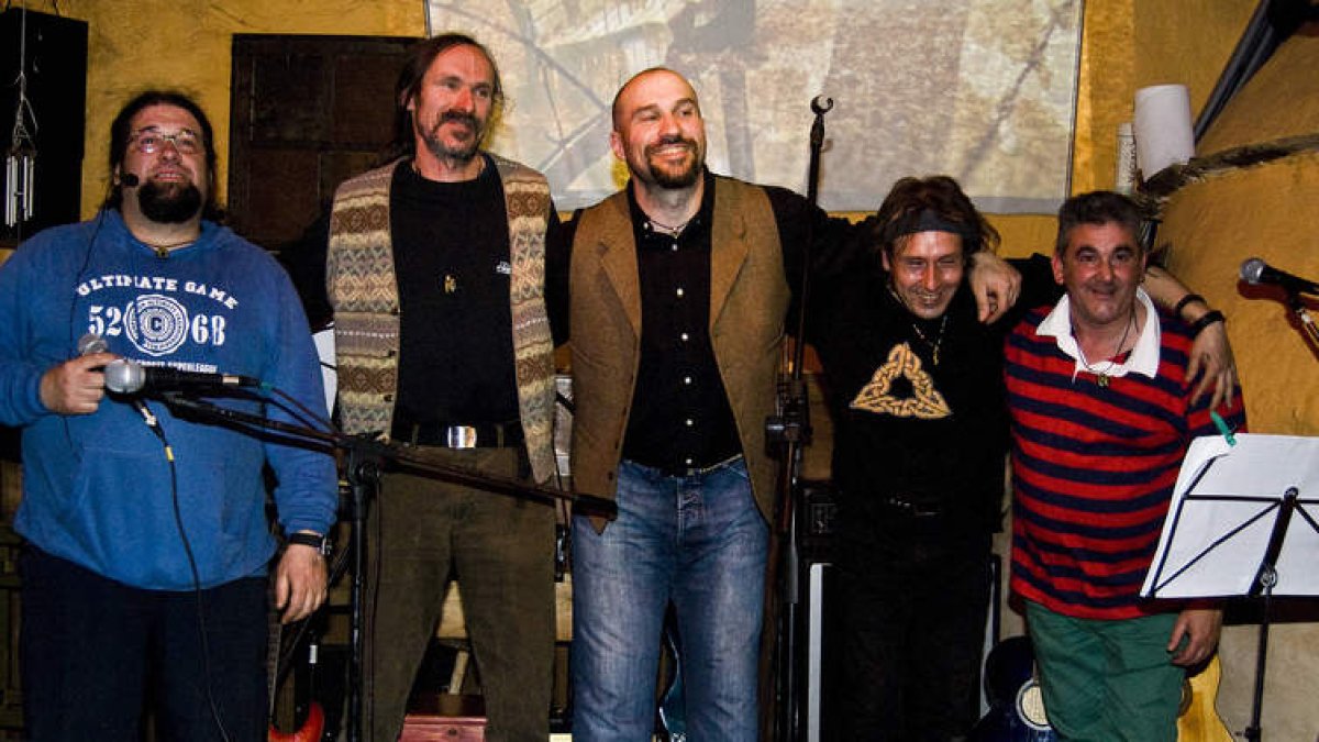 El grupo Runa Manaz, al completo, tras el primer concierto ‘de prueba’ que ofrecieron en el pub Trechuro de Castrillo.
