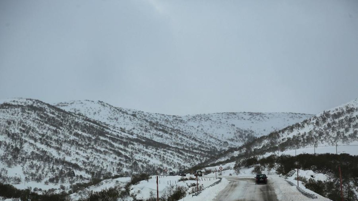 Nieve en la montaña leonesa en una imagen de varios días atrás.