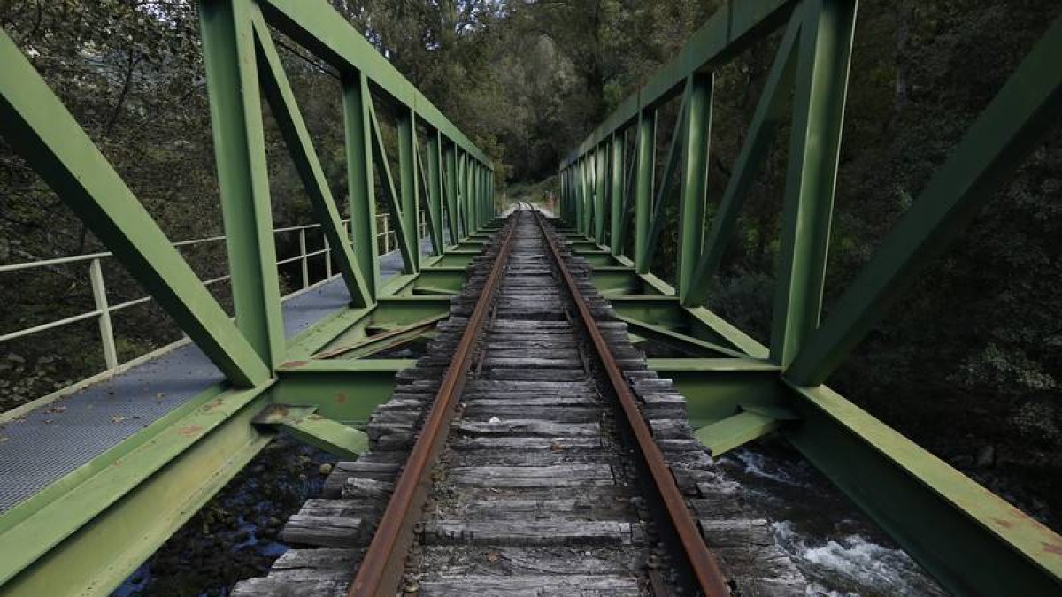 Vía del antiguo ramal de tren de Ponferrada a Villaseca de Laciana
