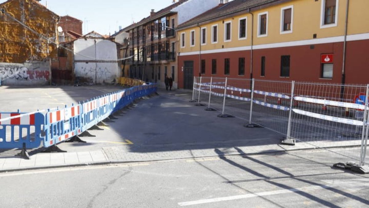 Obras en el entorno del Espolón para peatonalizar Los Cubos y Carreras y abrir espacio a la Ronda Interior. MARCIANO PÉREZ