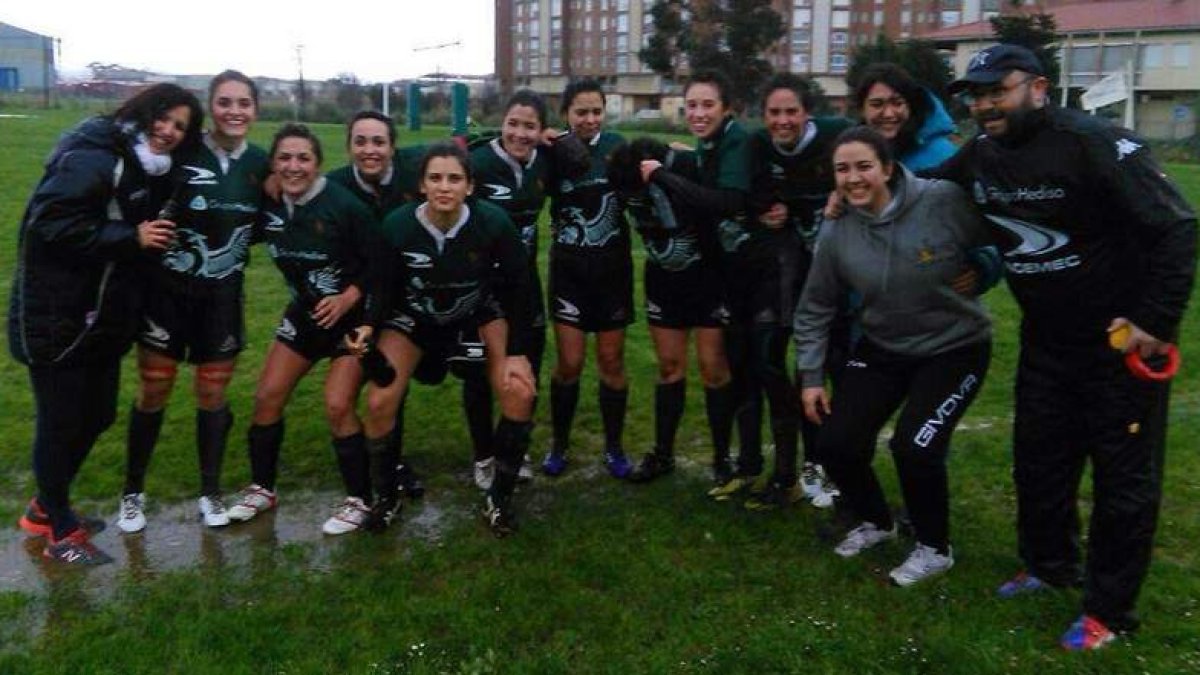El XV leonés tras el partido ante el Universidad de Cantabria que certificó su título liguero.