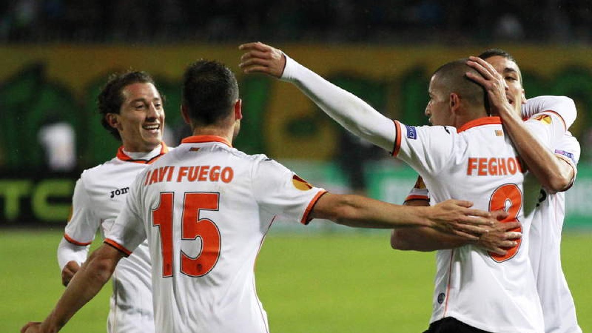 Los futbolistas del Valencia celebran el gol de Feghouli.