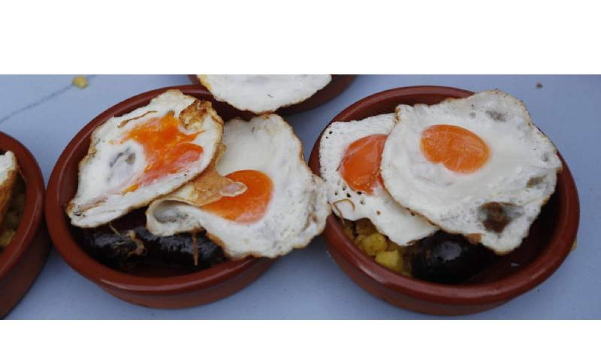 Cada año son más los curiosos que se acercan hasta La Bañeza el primer fin de semana de mayo para disfrutar y comprar en los stands de los productores que participan en la Feria del Chorizo, una cita gastronómica que con el paso del tiempo cada vez está m