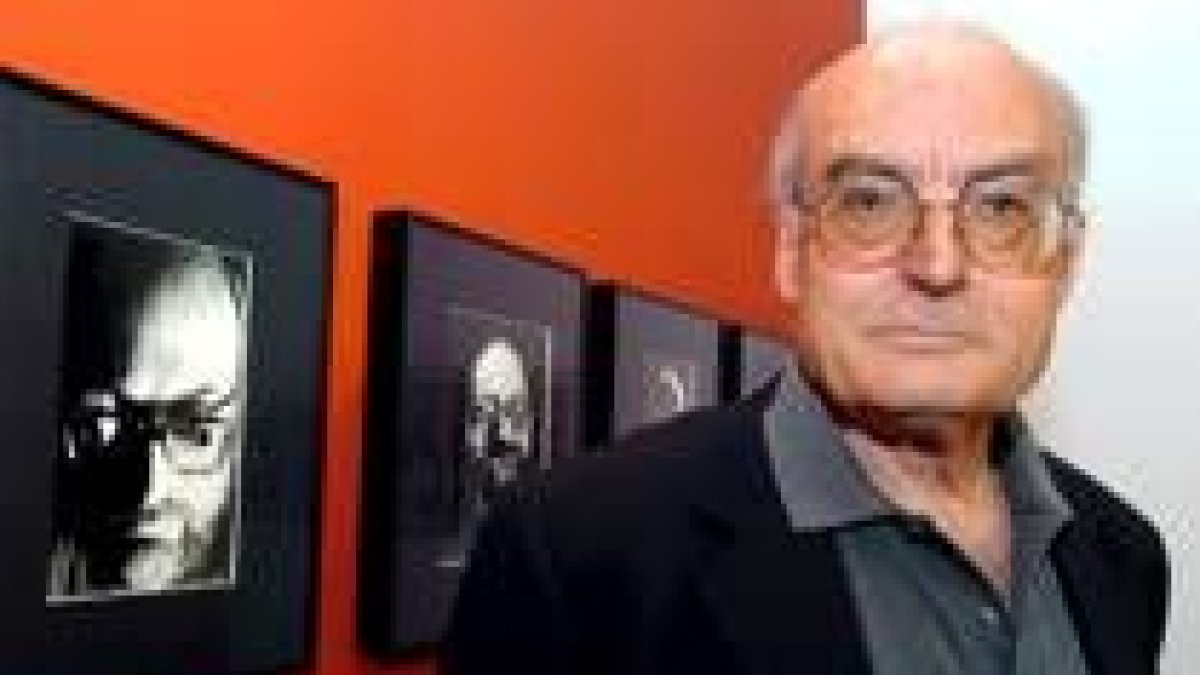 Luis Gordillo posa ante algunas de sus obras