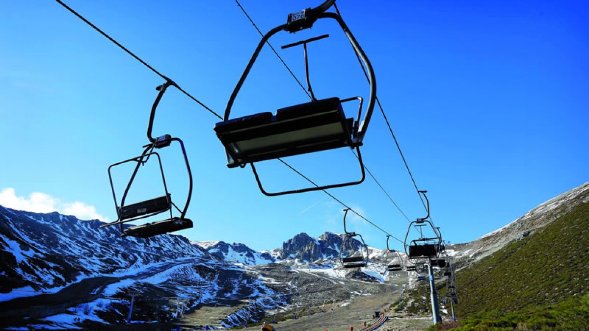 Un largo y silencioso letargo
aguarda a las estaciones de
esquí de la provincia hasta
que a finales de noviembre
comience la nueva temporada.