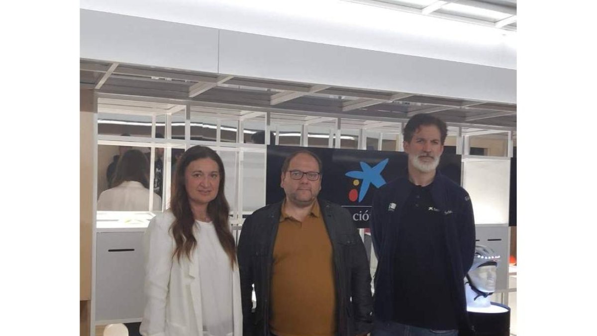El alcalde, en el centro, junto a los responsables del proyecto. DL