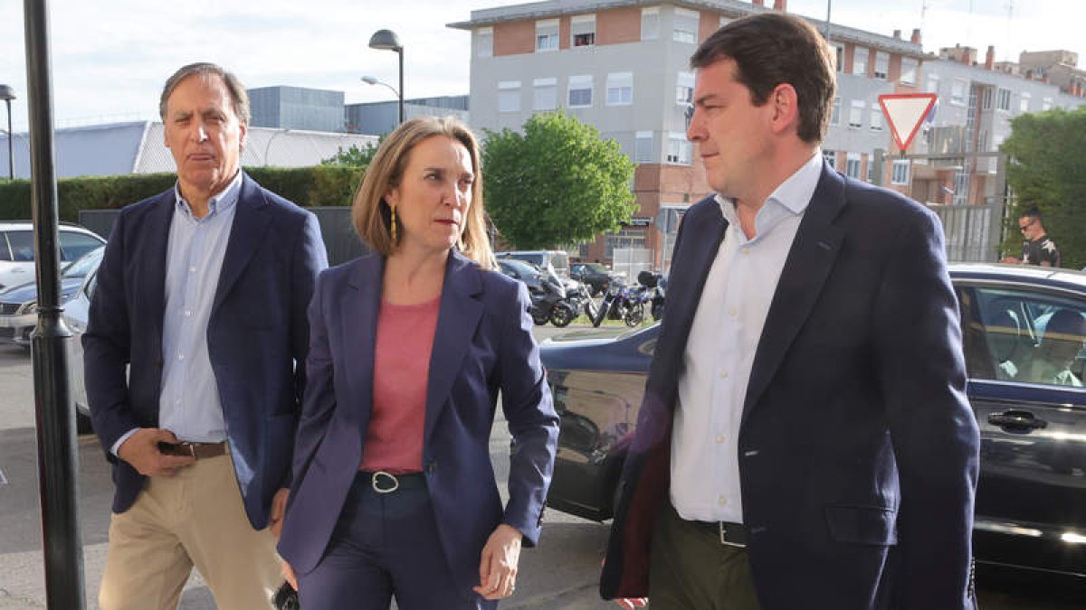 Carlos García Carbayo, Cuca Gamarra y Mañueco ayer, en Salamanca. JMGARCÍA