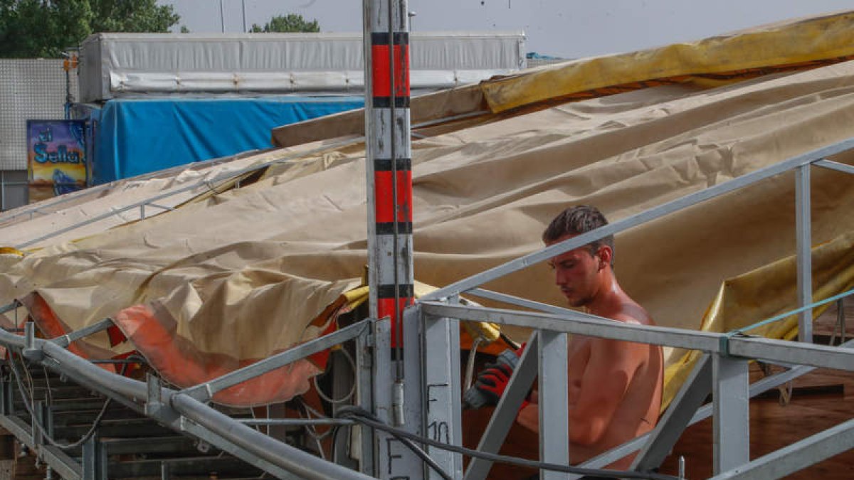 Los feriantes han comenzado la instalación de las atracciones en el recinto anejo al estadio. MIGUEL F. B.