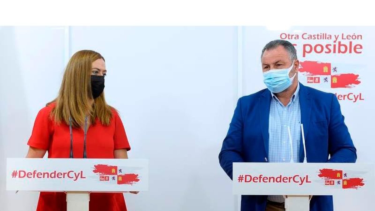 La soriana Virginia Barcones y Eduardo Morán, ayer en la sede del PSOE en Valladolid. EFE