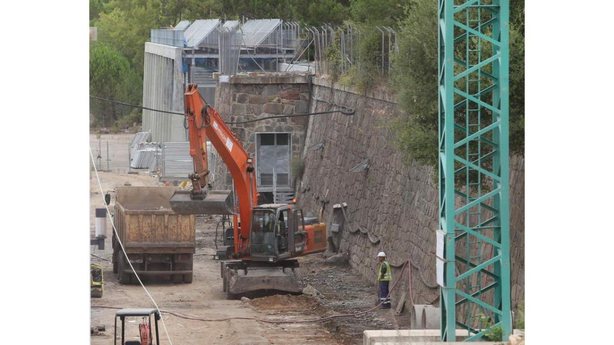 Operarios realizando labores de remate en la parte trasera de la vieja central de Compostilla I.