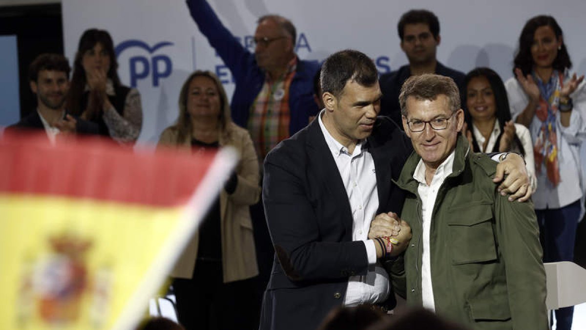 Feijóo con el candidato del PP a Zaragoza, ayer. JESÚS DIGES