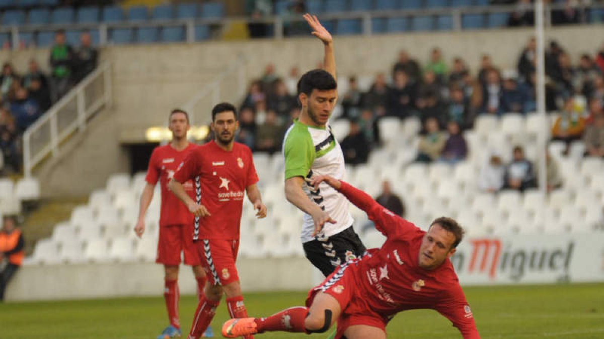 El delantero de la Cultural Isaac Aketxe cae frente al defensa central del Racing de Santander Caneda en un lance del partido en El Sardinero. ALBERTO LOSA