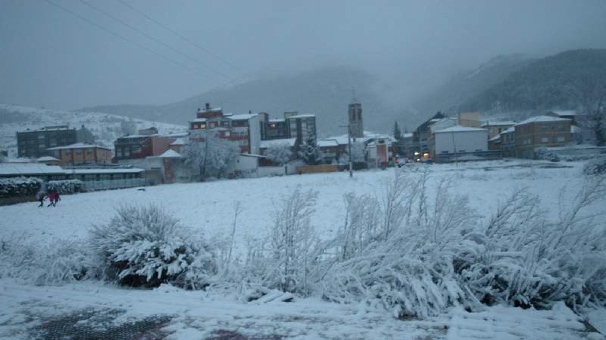 Cistierna vio pasar ayer la tarde con una buena nevada.