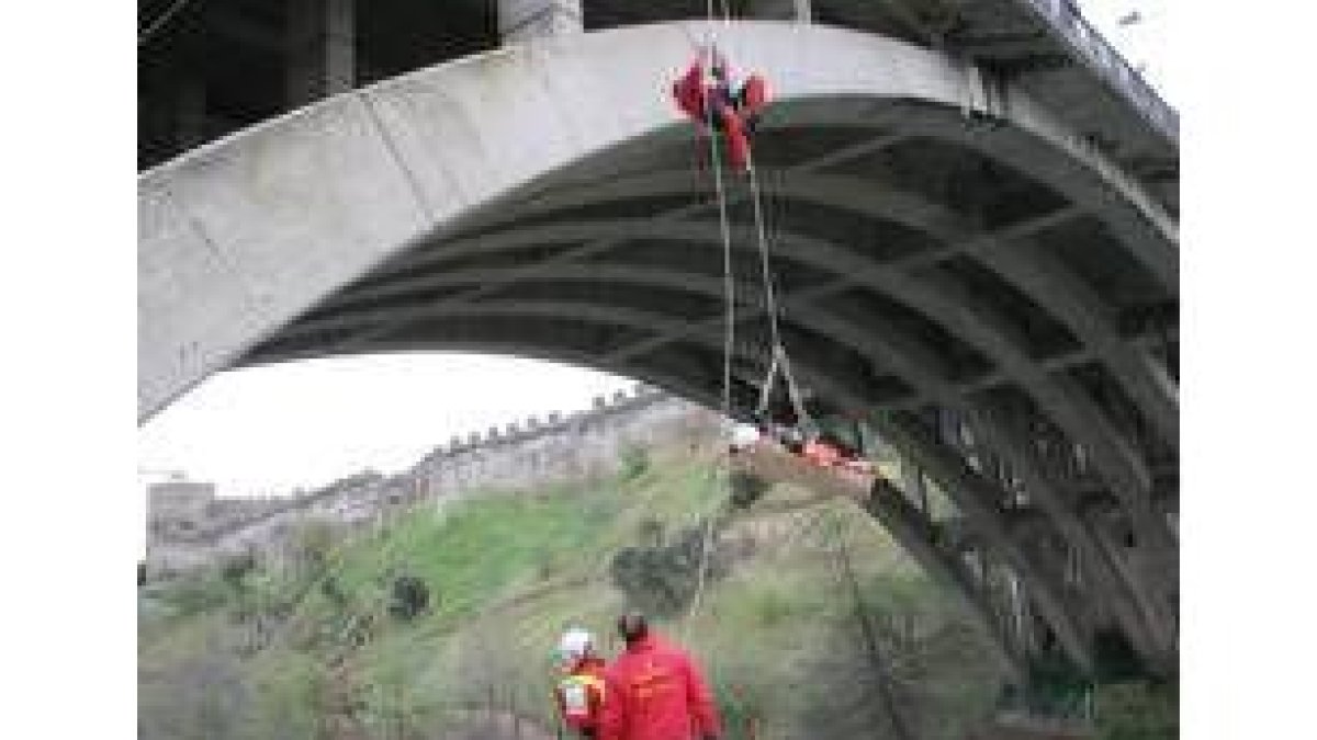 Excarcelación de los bomberos en un coche. Al fondo Riesco y Aznar