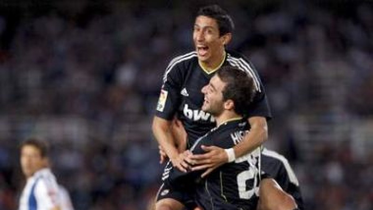 El argentino Ángel di María celebra su gol, el primero de su equipo, junto a Higuaín.