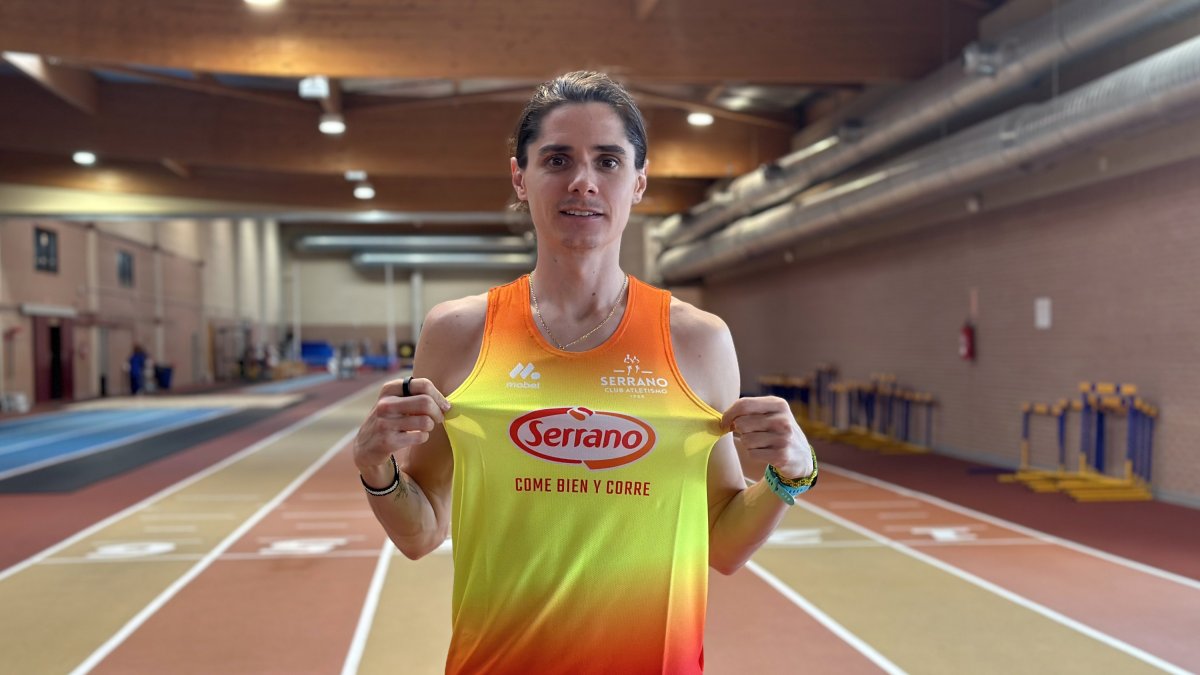 Roberto Aláiz con su nueva camiseta del Cárnicas Serrano. MOTORPRESS