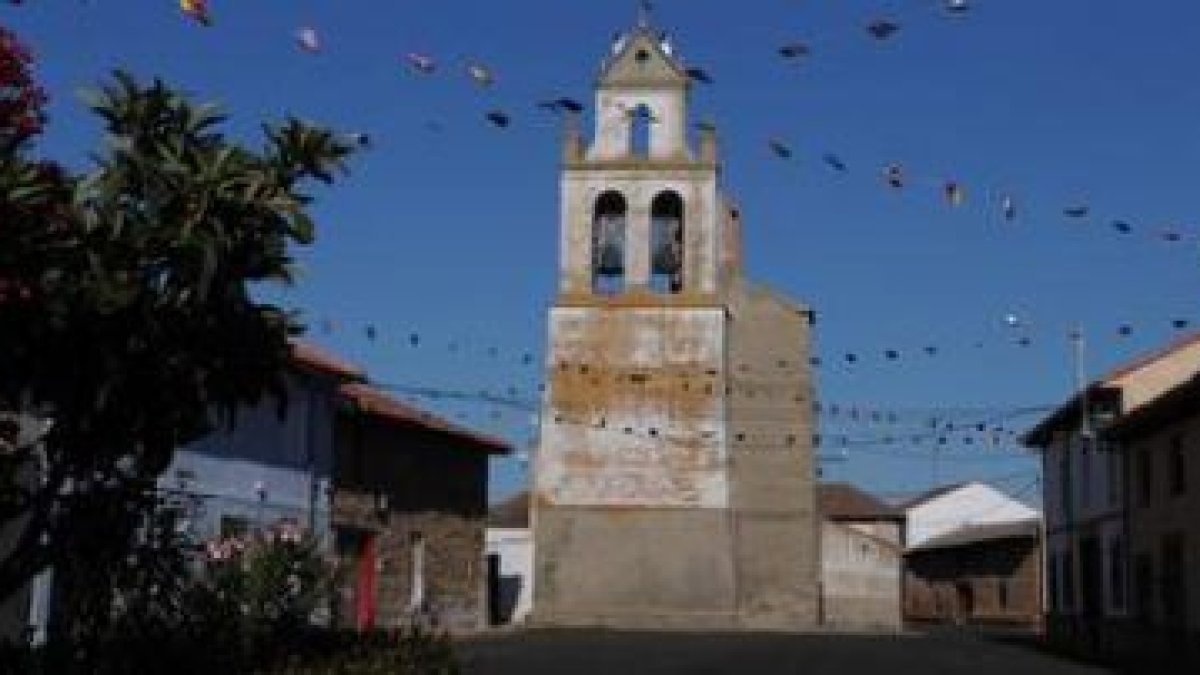 La plaza de la iglesia del pueblo ya está engalanada para celebrar sus fiestas sacramentales.