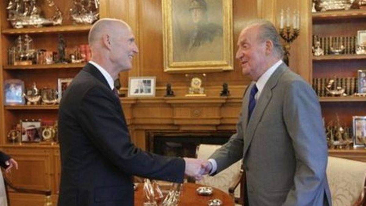 Rick Scott, gobernador de Florida, saluda a Don Juan Carlos de Borbón a su llegada.