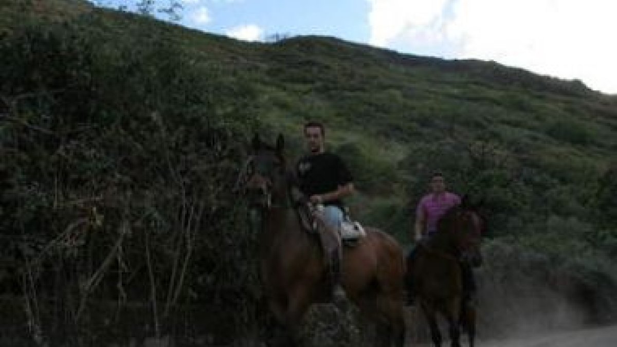 Dos hombres a caballo pertenecientes a la patrulla ciudadana, en el Pajariel.