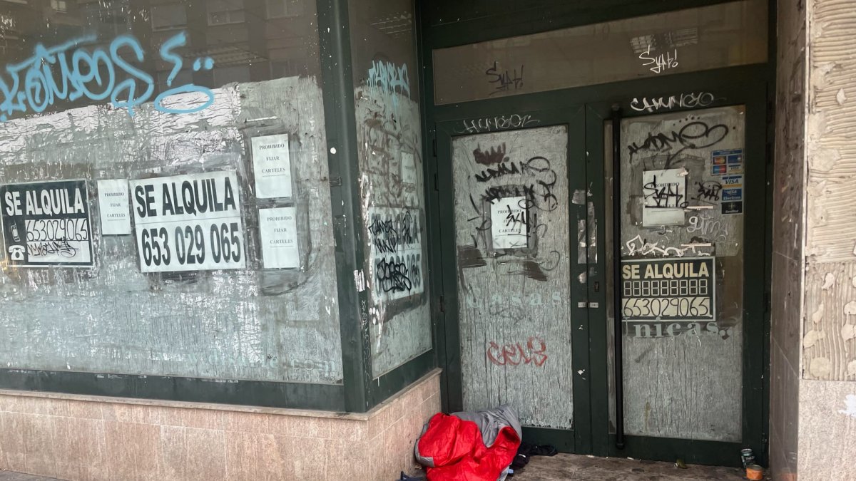 Un local sucio y abandonado de León. CS