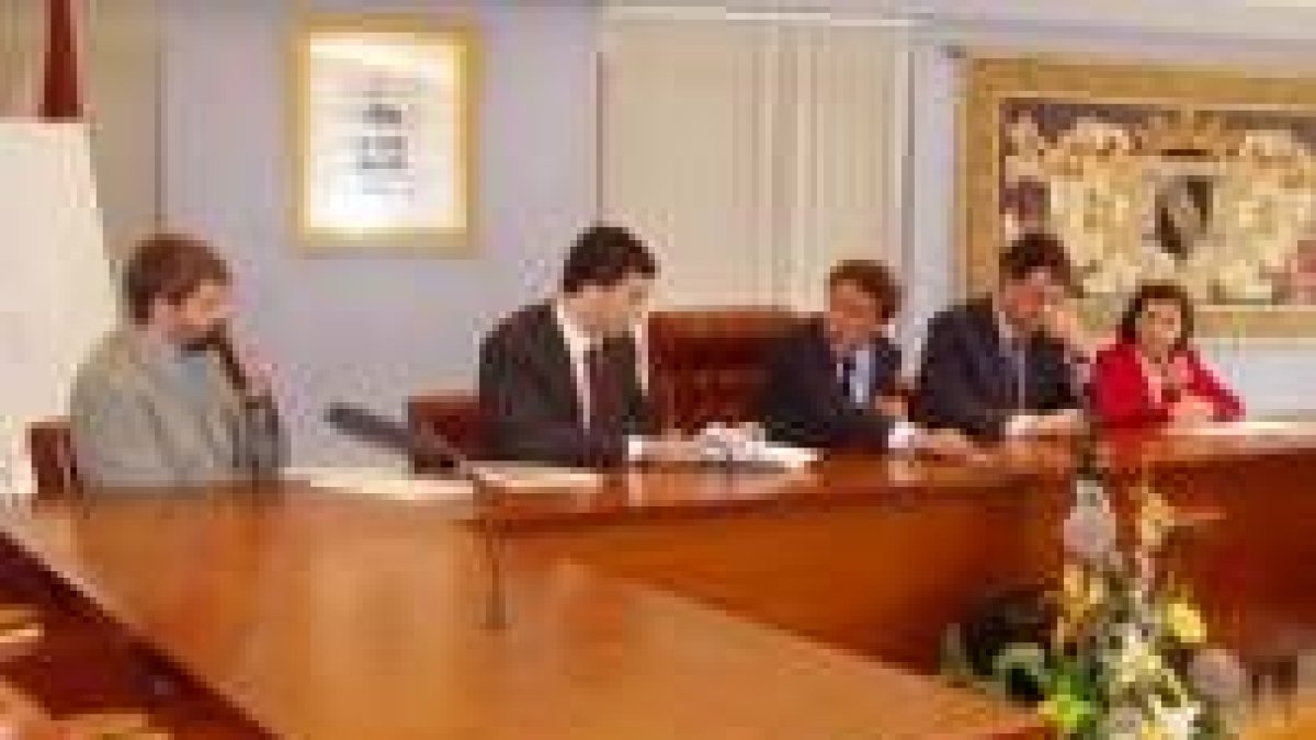 El presidente de la Diputación y el alcalde de Coyanza firmaron ante notario la cesión del inmueble