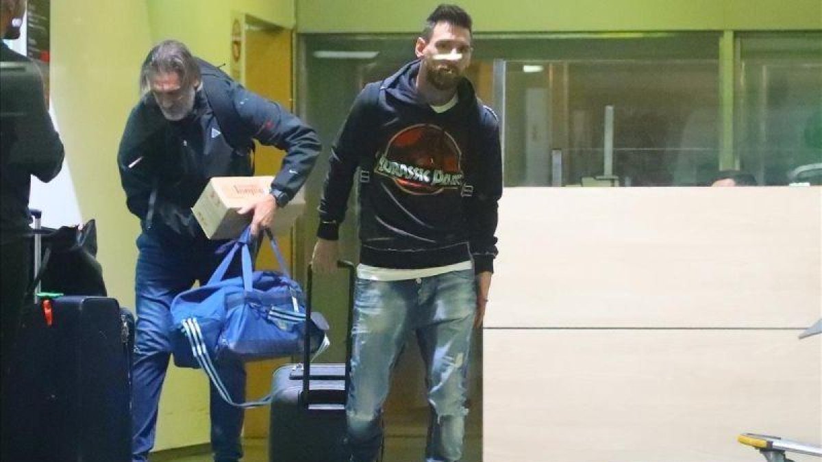 Messi, de regreso en Barcelona, en el aeropuerto de El Prat.
