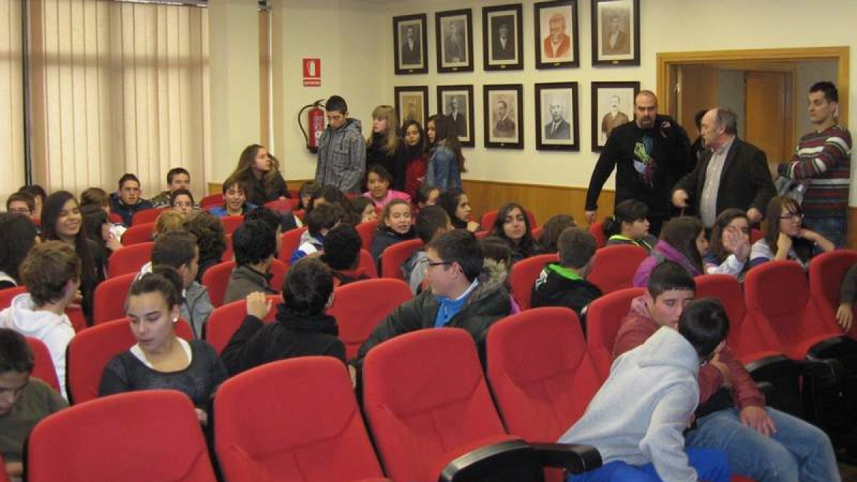 Los estudiantes llenaron el salón de plenos.
