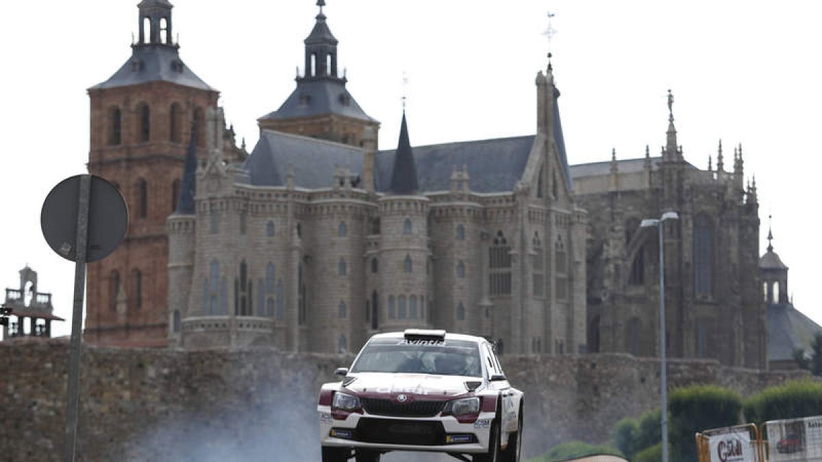 Xevi Pons estrenó la presencia del Rallye de Astorga en el Nacional de tierra con un triunfo que lo consolida como líder. JESÚS F. SALVADORES