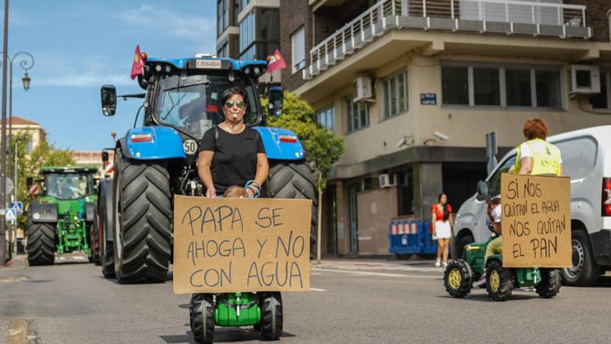 Más de 3.000 personas se manifestaron el lunes en León para protestar por el trasvase de agua a Portugal. MIGUEL F. B.