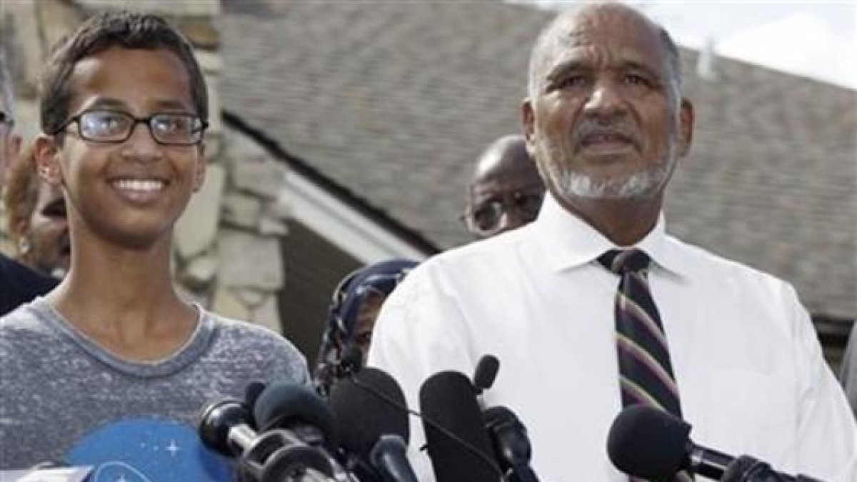 Ahmed Mohamed y su padre, Elhassan Mohamed, en la rueda de prensa que ofrecieron el miércoles delante de su casa.