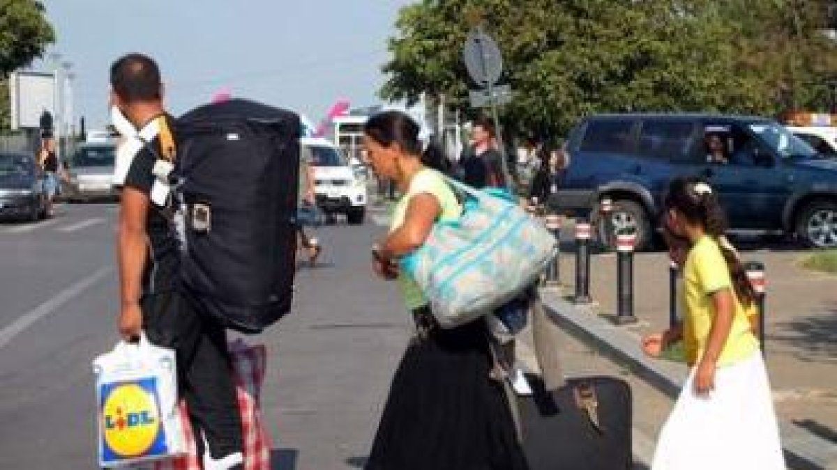 Familias de gitanos se ven obligados a retornar a sus países en los «vuelos de la vergüenza&ra