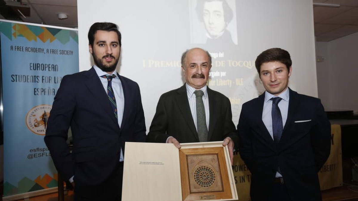 La entrega se produjo ayer en el campus. MARCIANO