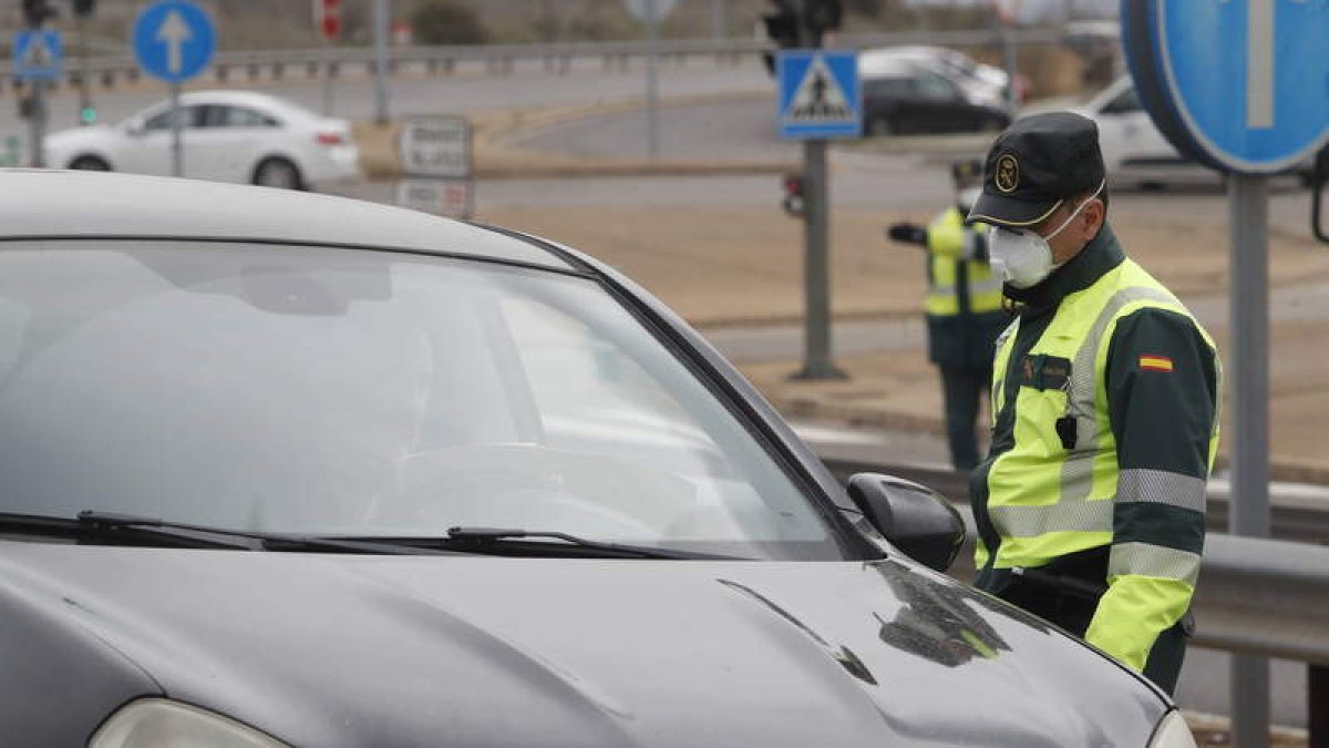 Controles de policia y Guardia Civil en las salidas de León . RAMIRO