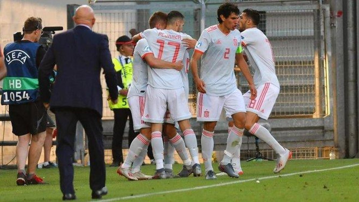 Los jugadores de España celebran el gol del triunfo, obra de Fornals en el minuto 89. / ALESSIO TARPINI (EFE)
