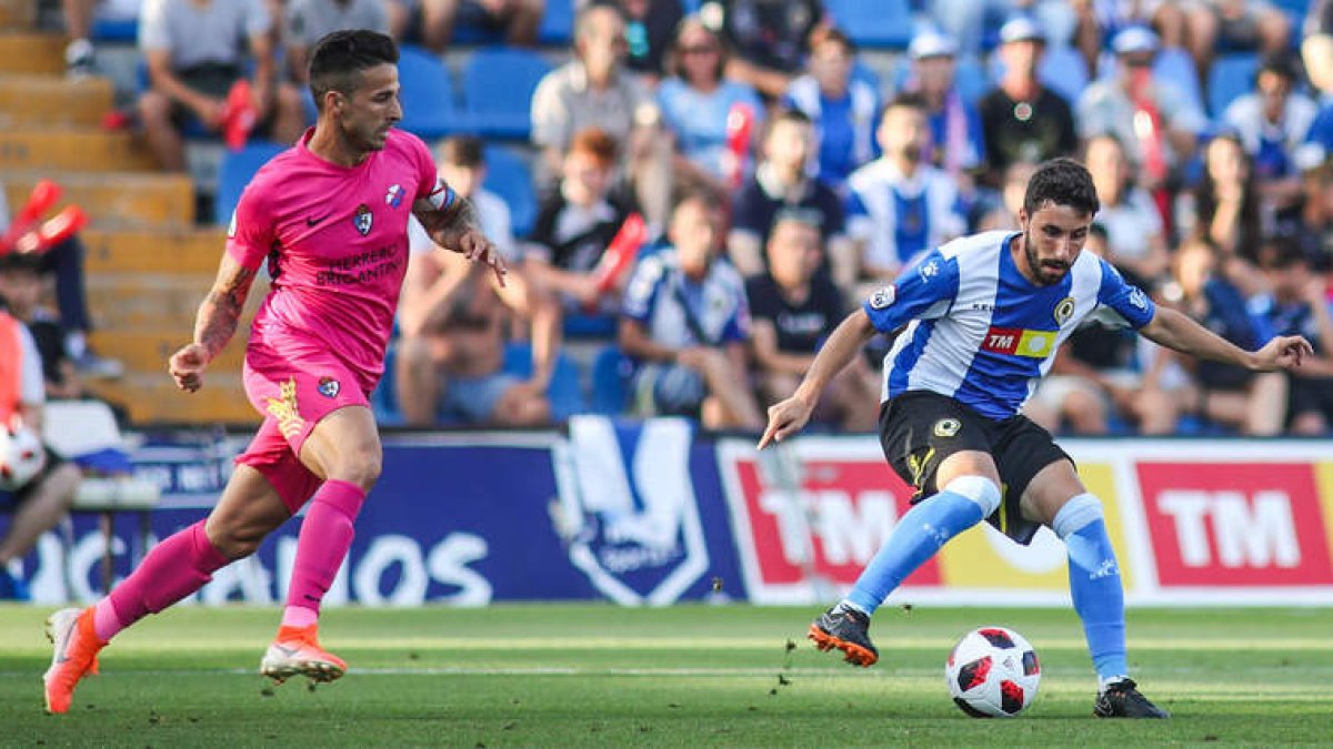Él capitán de la Deportiva, Ríos Reina, intenta taponar el ataque del Hércules durante el partido disputado ayer en el Rico Pérez . CARLA CORTÉS