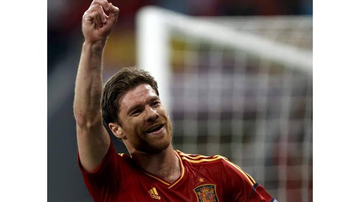 Xavi Alonso resolvió el partido con un soberbio remate de cabeza y un penalti al final.